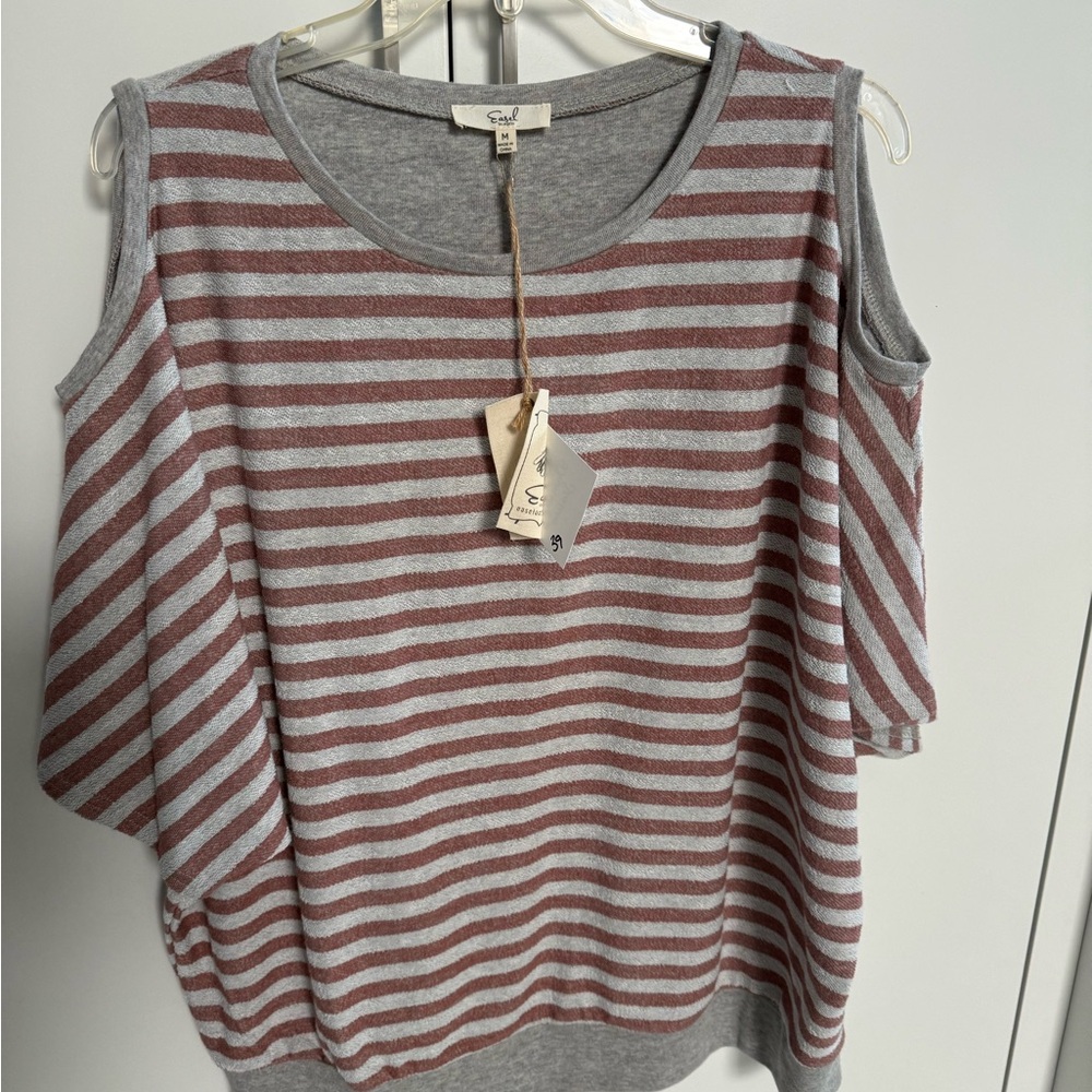 Peak-a-boo shoulder short sleeve sweater